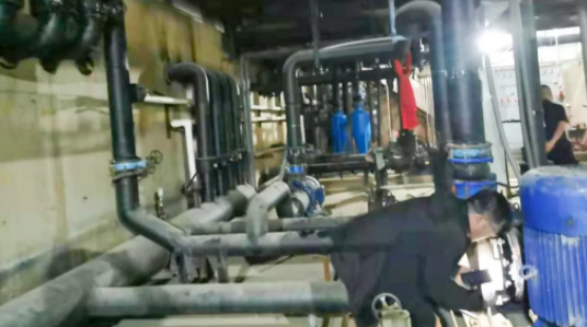 大量違規(guī)地?zé)峋魂P(guān)停，改空氣源熱泵運營成本僅11.3元/㎡